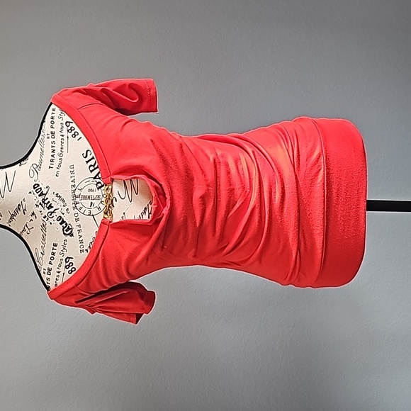 Discreet Tops - Woman's Cold-shoulder Top